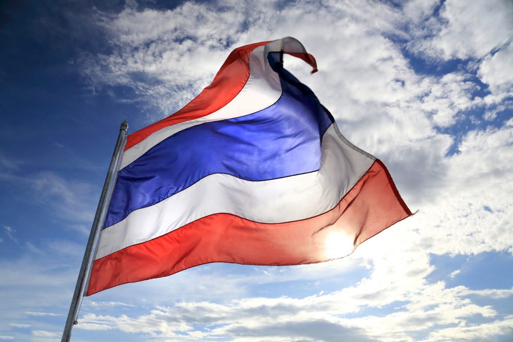 Thailand möchte Krypto-Gesetz lockern Thailändische Flagge im Wind wehend