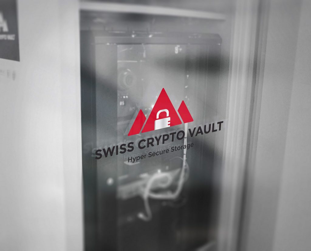 Bitcoin Suisse Vault schliesst erfolgreich Prüfverfahren ab Glastüre mit Logo von Swiss Crypto Vault