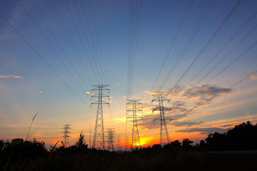 elektrizitätsmasten vor sonnenuntergang