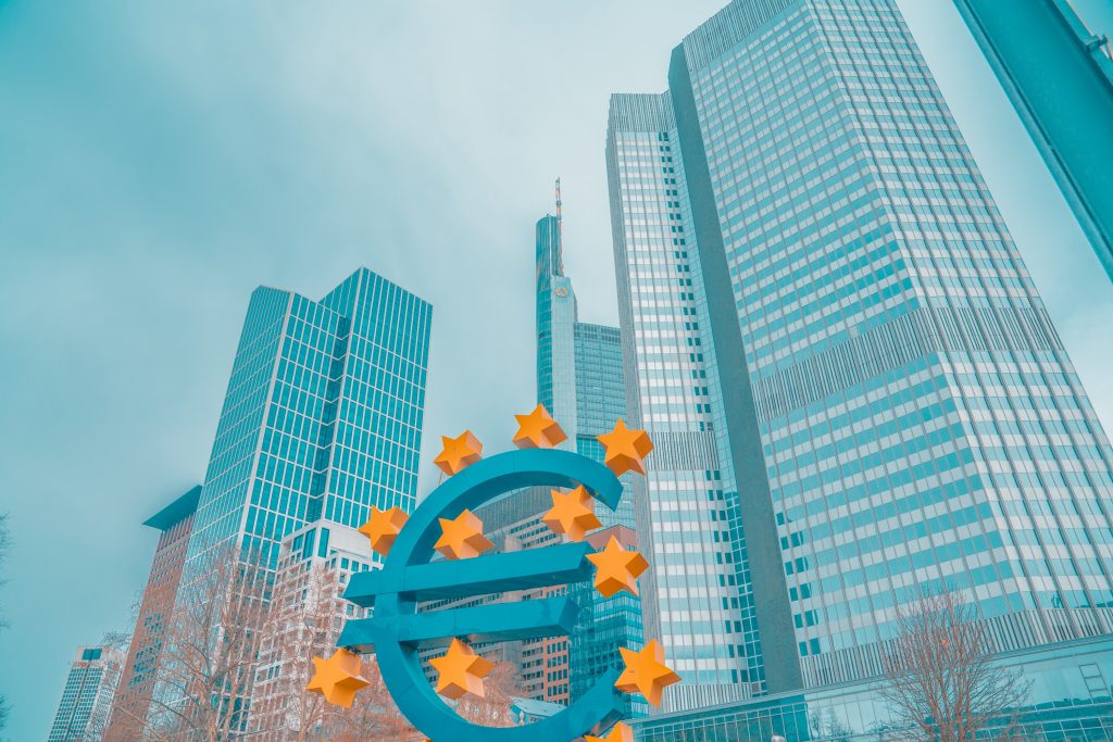 Deutscher Bankenverband fordert digitalen Euro euro zeichen in front von bankenskyline
